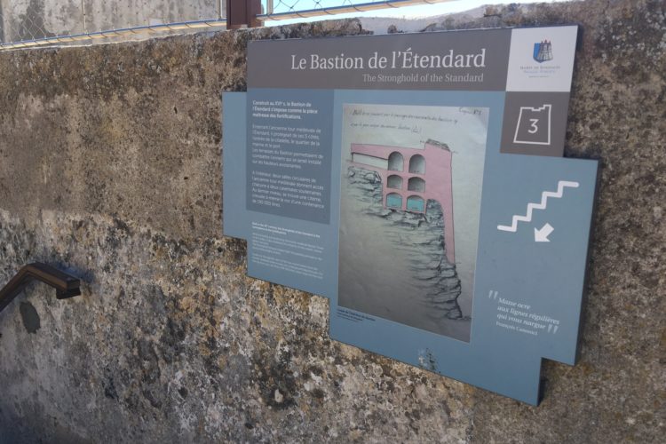 Bastion-etendard-monuments-historique-Bonifacio-Corse.jpg